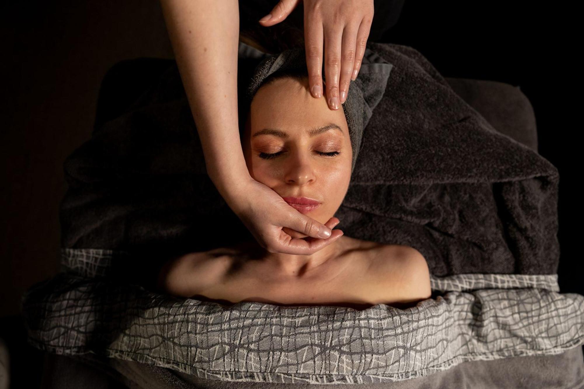 ホテル ペッパーズ サイロ ローンセストン ロンセストン エクステリア 写真 A woman receiving a facial massage