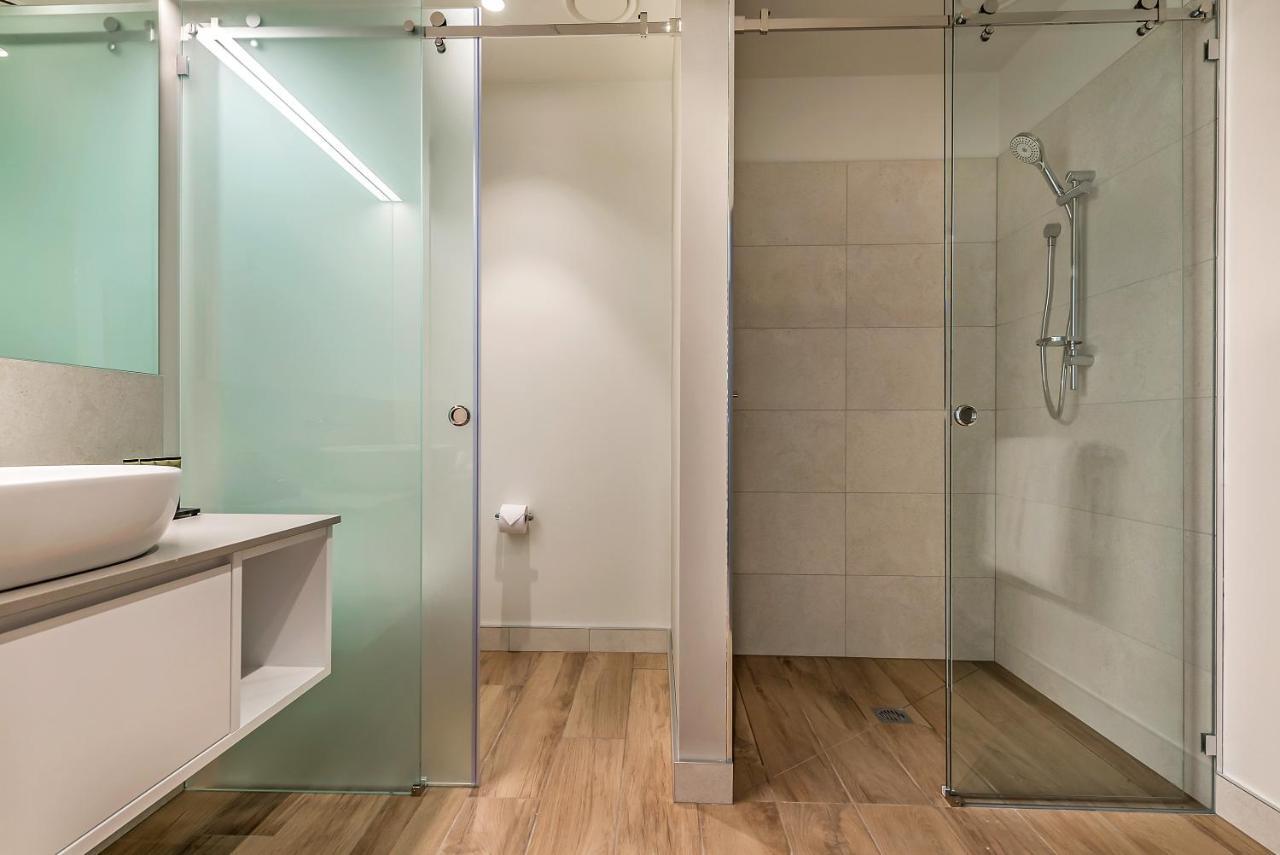 ホテル ペッパーズ サイロ ローンセストン ロンセストン 部屋 写真 A shower door